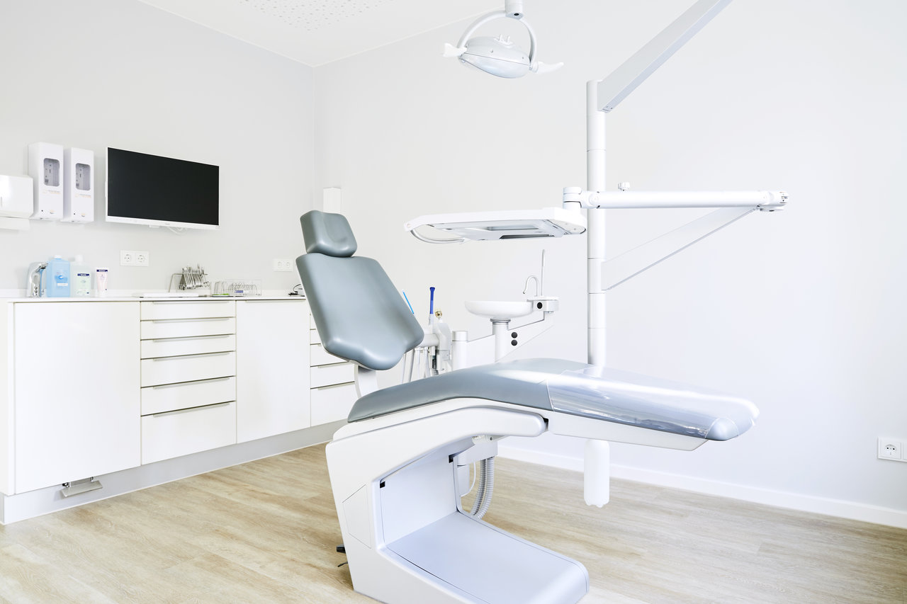 Der Behandlungsstuhl in Zimmer 1. Blick von der Fensterseite.