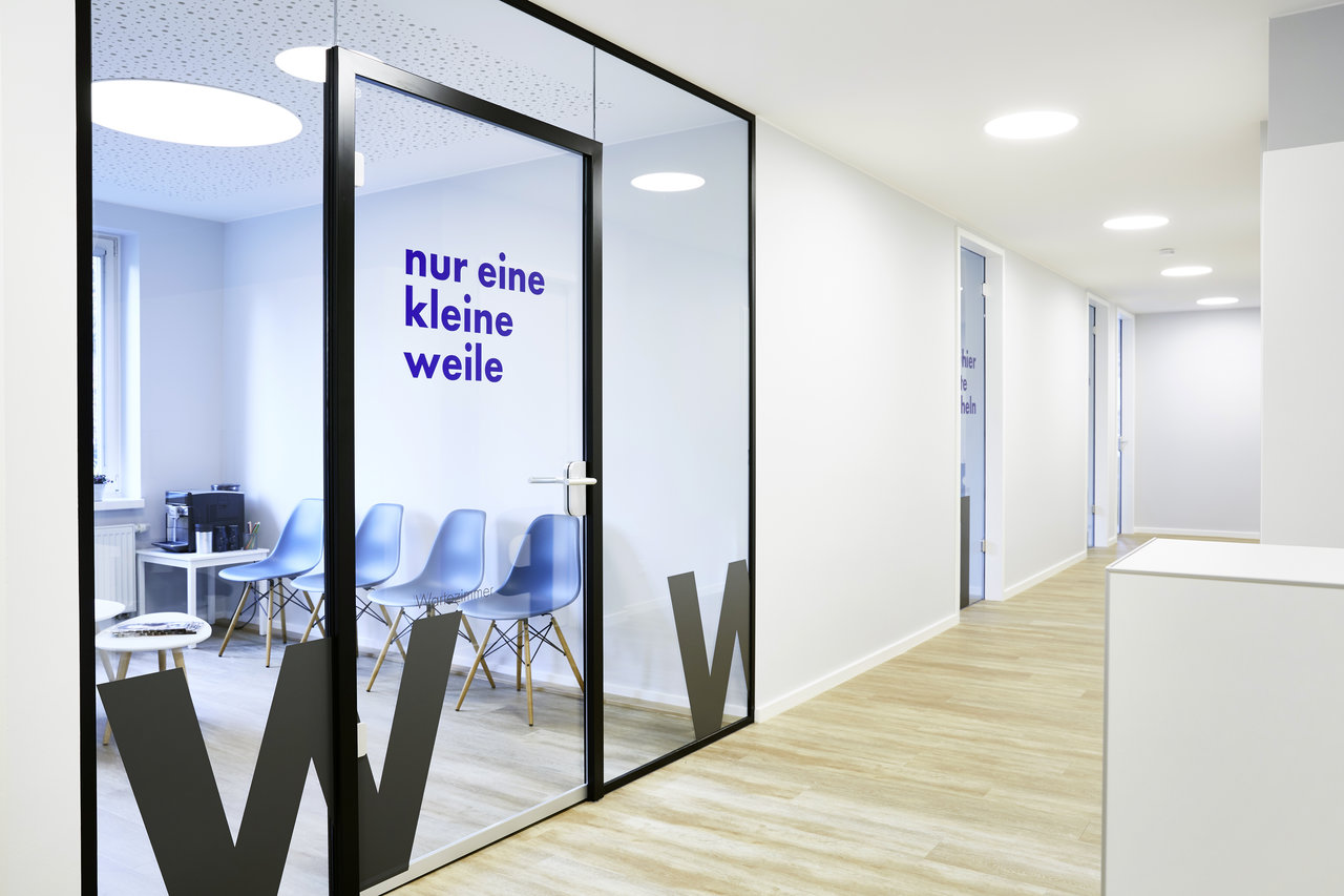 Flur und Wartezimmer. Blick von dem Tresen zum Wartezimmer.