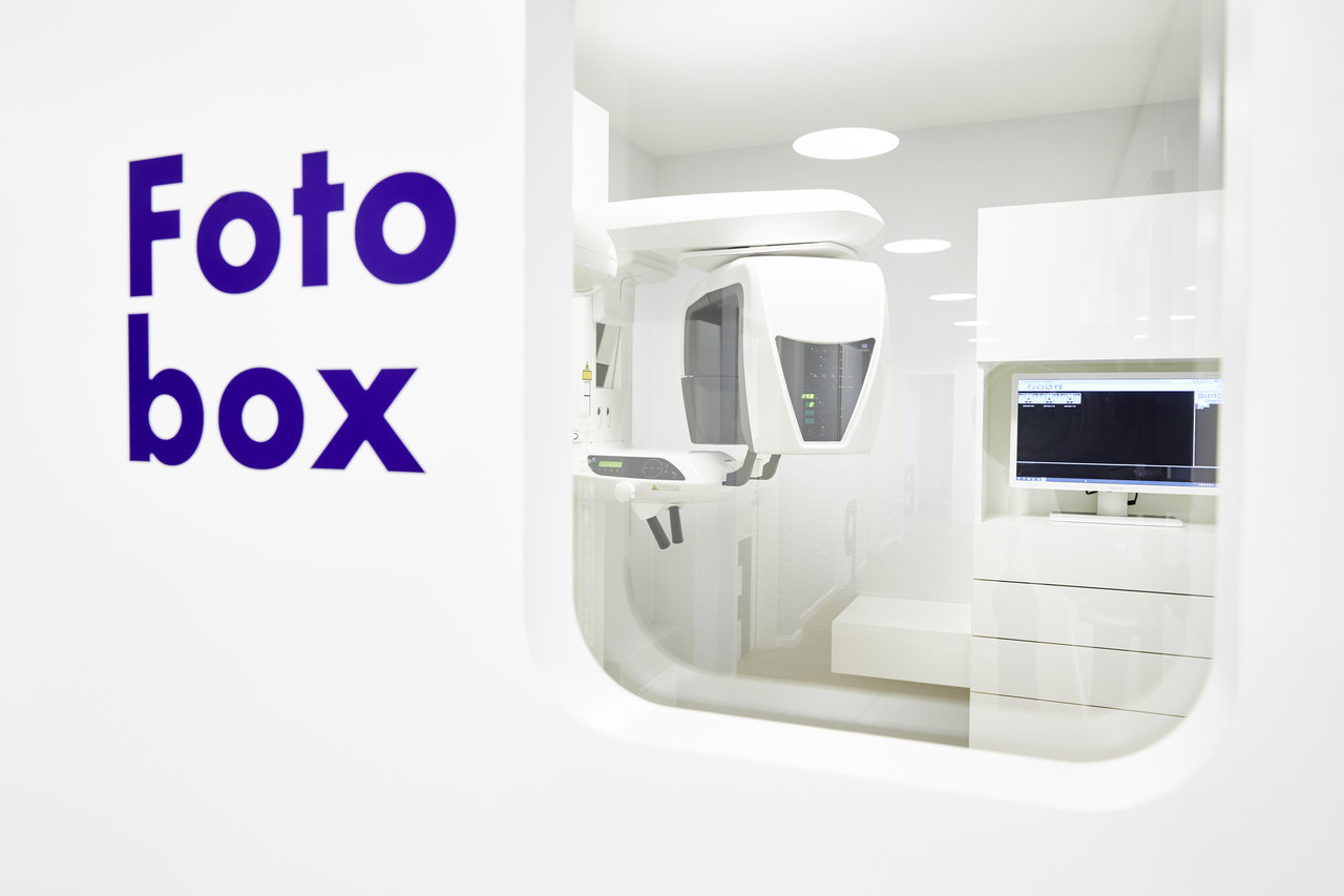 Der Röntgenraum. Blick durch das Guckfenster in der Tür auf das Röntgengerät.