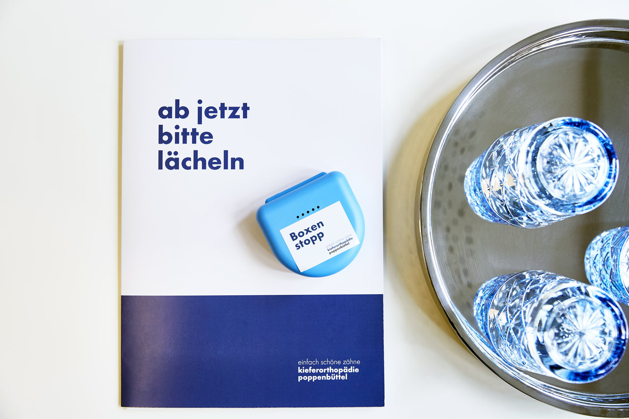 Eine Behandlungsmappe mit einer Dose für Zahnspangen.